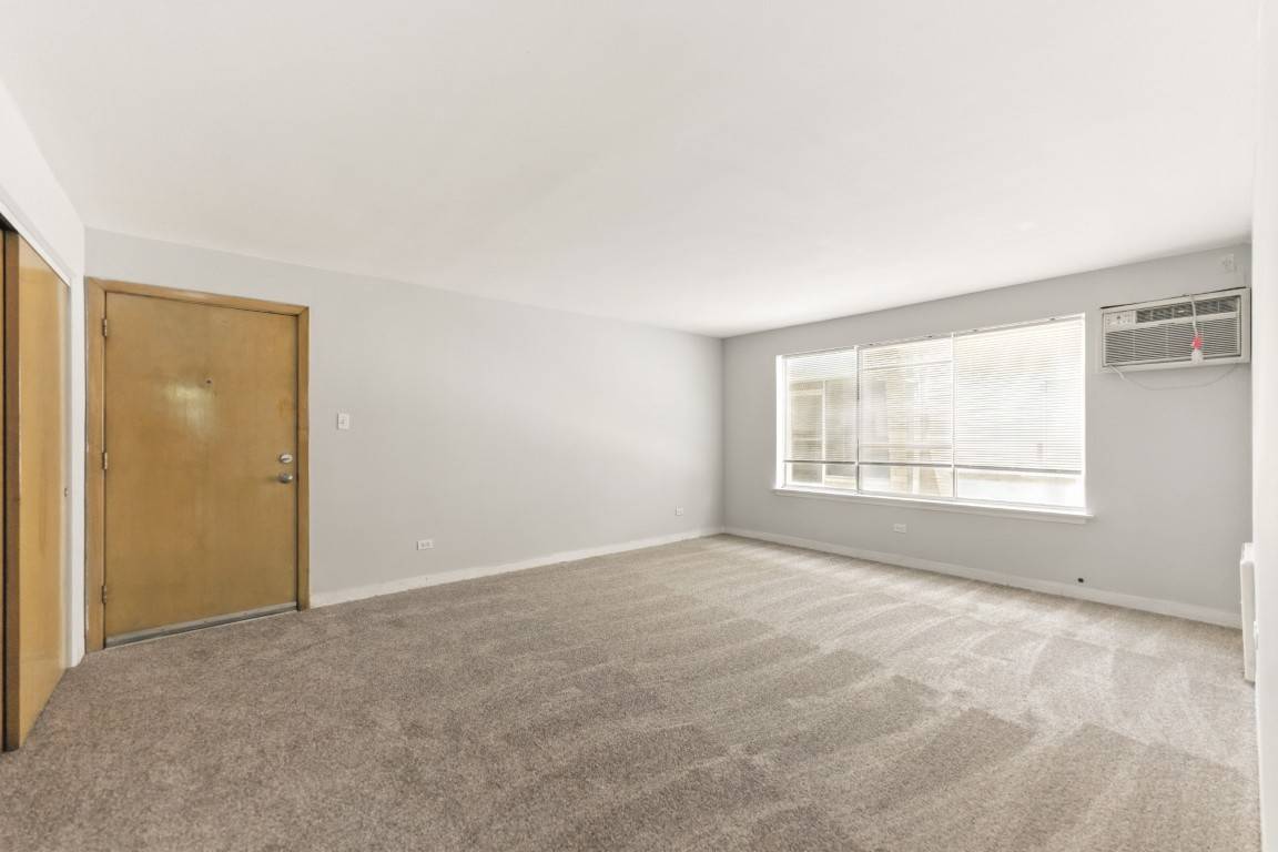 Oak Park, IL 60302,1111 N HARLEM Avenue #1C