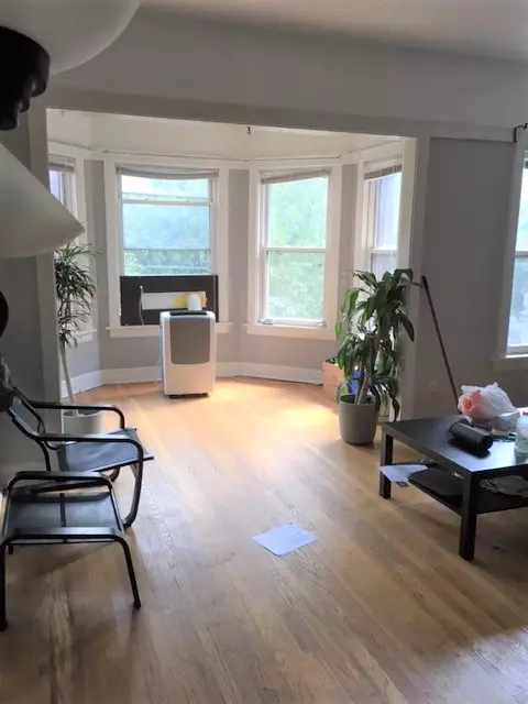 Chicago, IL 60613,640 W ROSCOE Street #2W