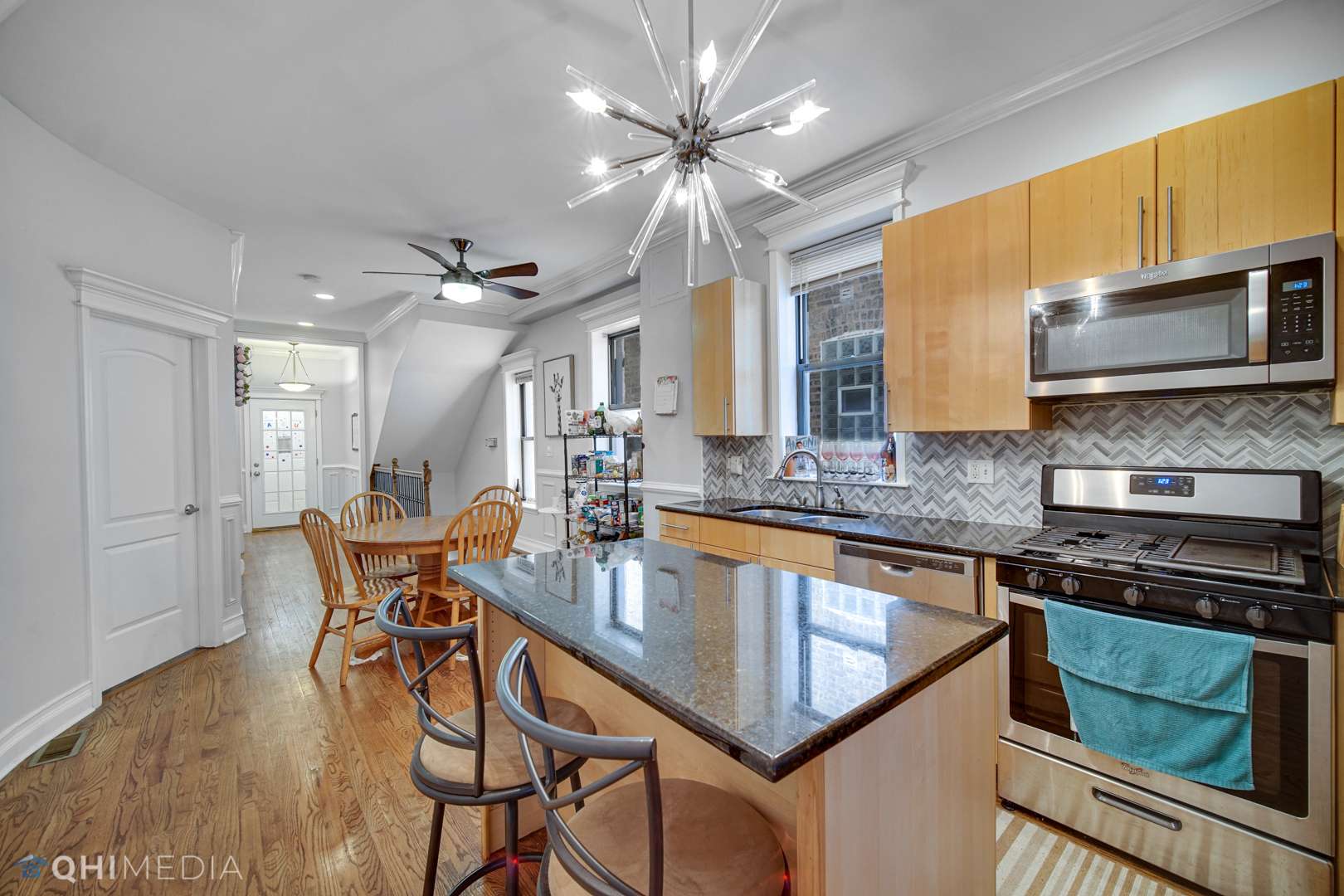 Chicago, IL 60657,1246 W Roscoe Street #1