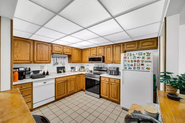 Wheeling, IL 60090,475 Plum Creek Drive #212