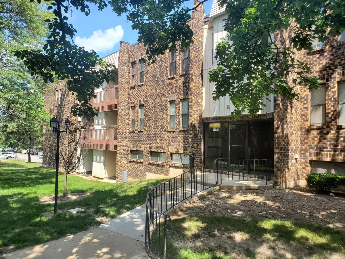 Woodridge, IL 60517,2275 Country Club Drive #23