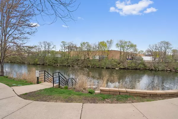 Chicago, IL 60618,2864 N Riverwalk Drive