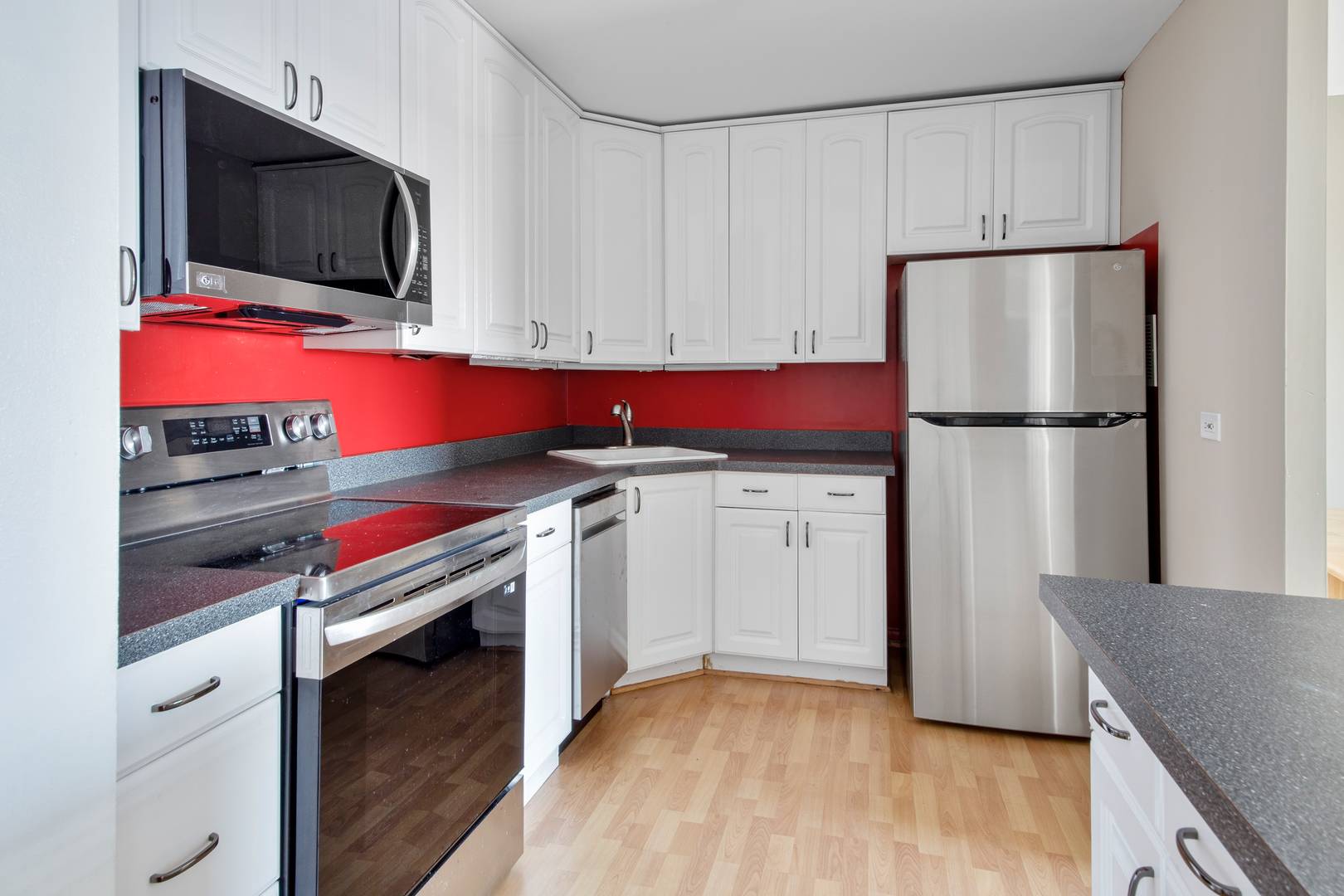 Chicago, IL 60613,3930 N Pine Grove Avenue #2710
