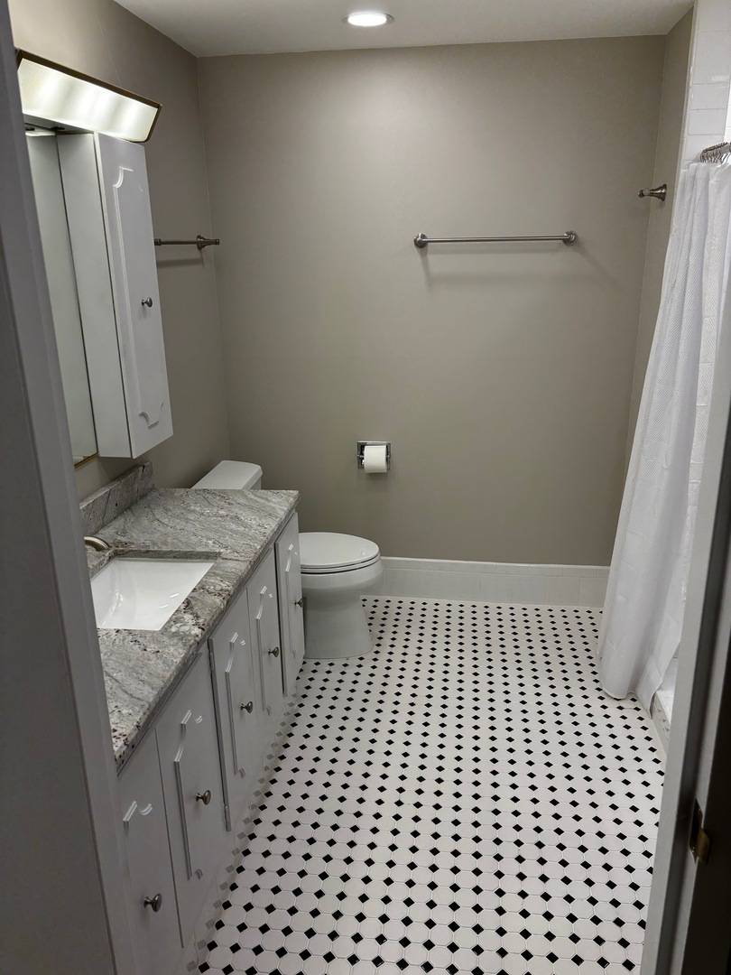 Highland Park, IL 60035,1230 Park Avenue #211