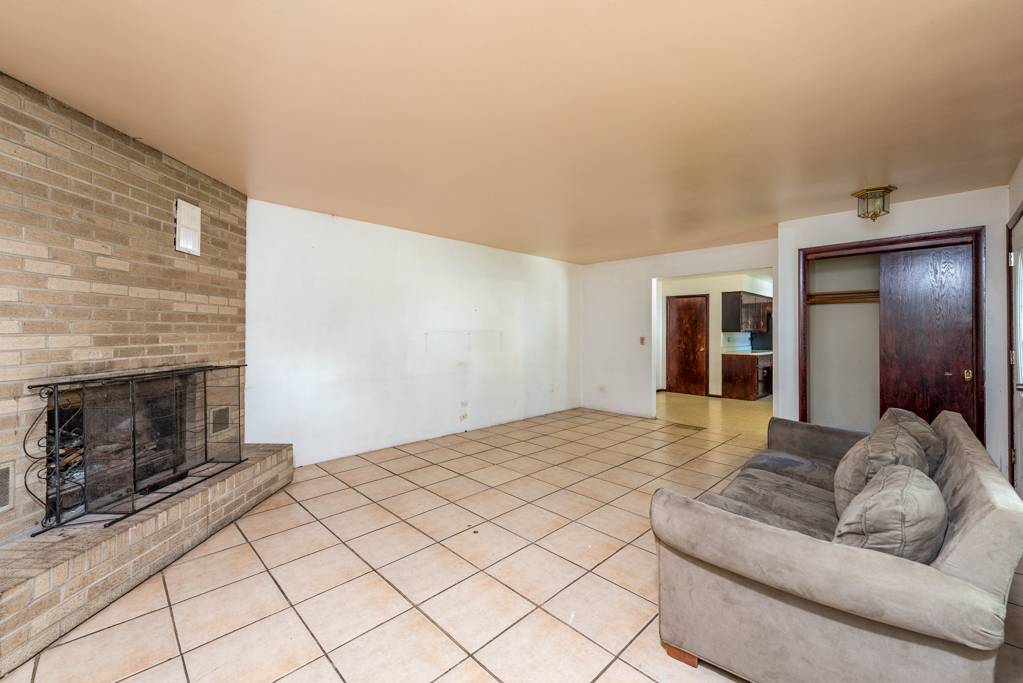 Waukegan, IL 60085,614 N County Street