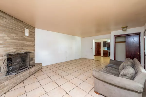 Waukegan, IL 60085,614 N County Street
