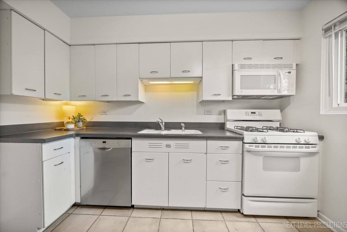 Geneva, IL 60134,208 Kenston Court #208