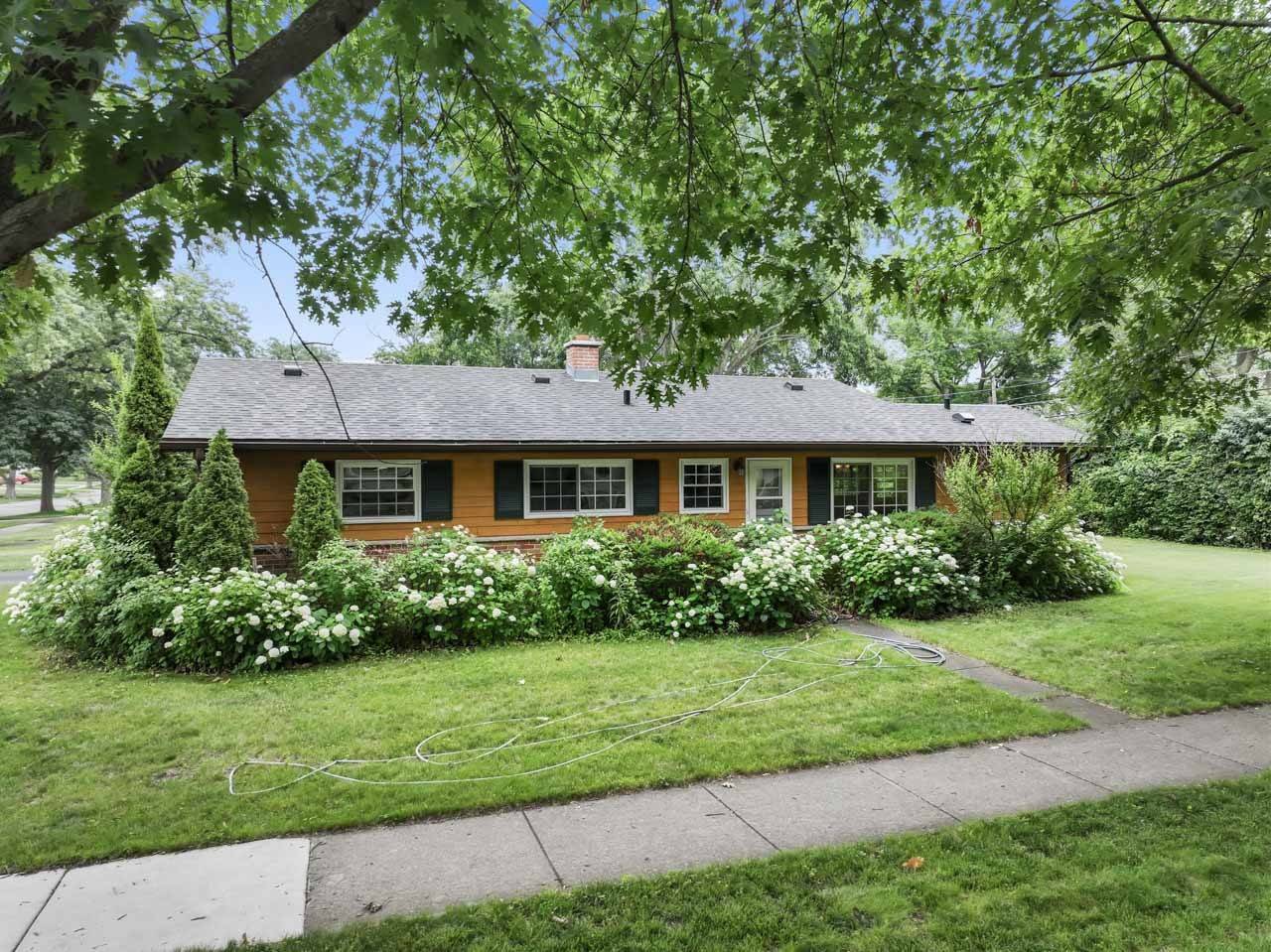 1207 W Busse Avenue, Mount Prospect, IL 60056