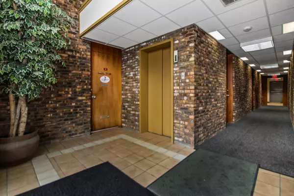 Palatine, IL 60067,315-345 W Northwest Highway #201