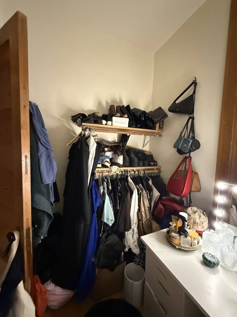 Chicago, IL 60657,827 W ALDINE Avenue #2