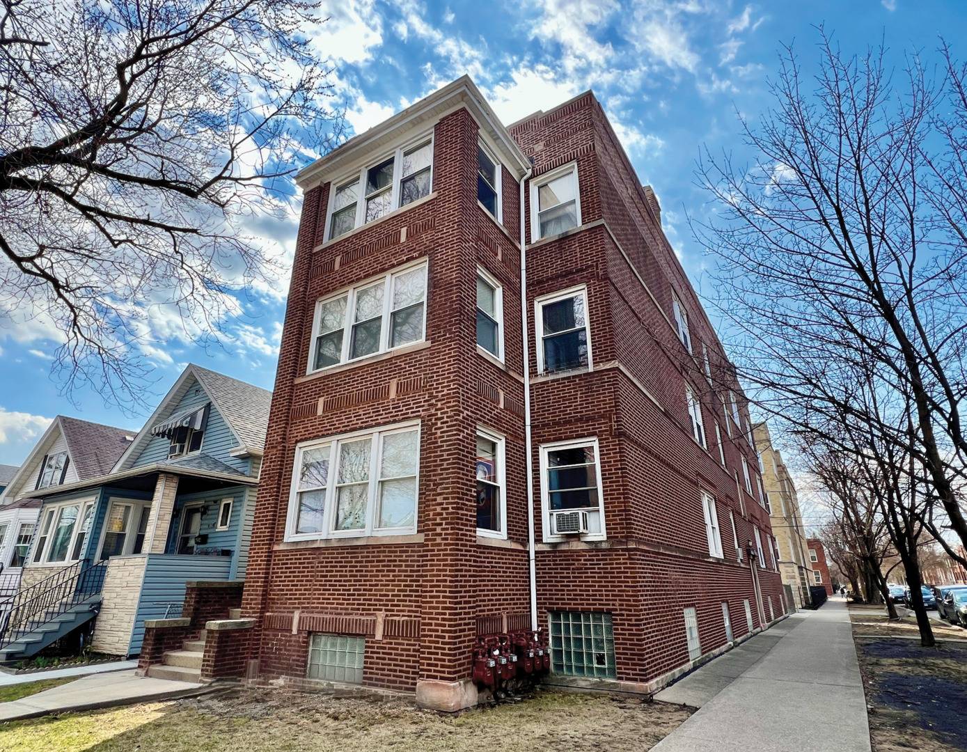 4256 N Sawyer Avenue, Chicago, IL 60618
