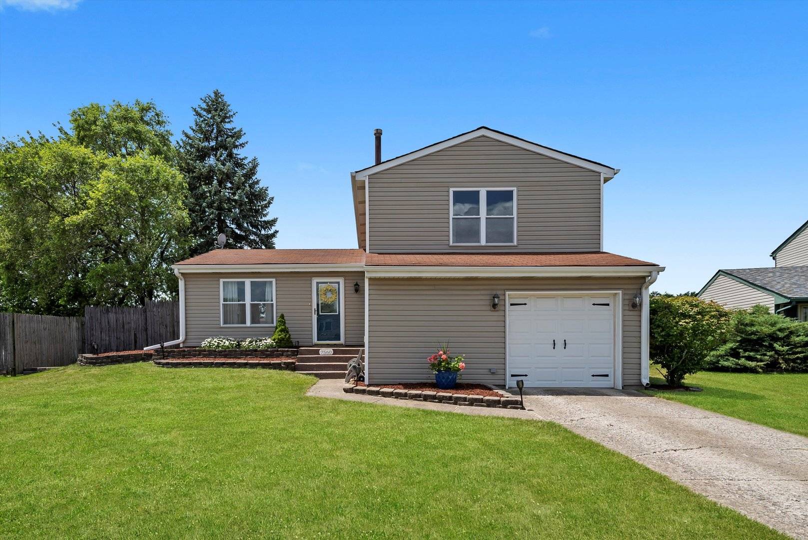 7560 W Hawthorne Lane, Frankfort, IL 60423
