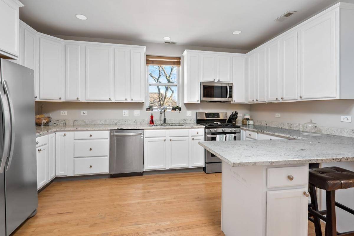 Chicago, IL 60657,1901 W Fletcher Street #2