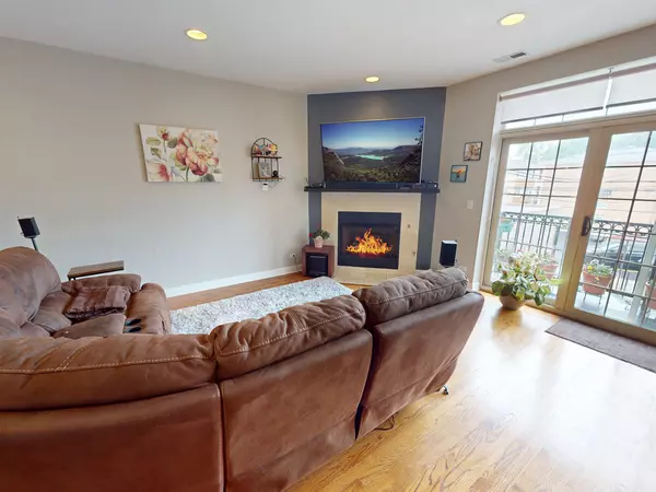 Chicago, IL 60630,4968 N Milwaukee Avenue #2W