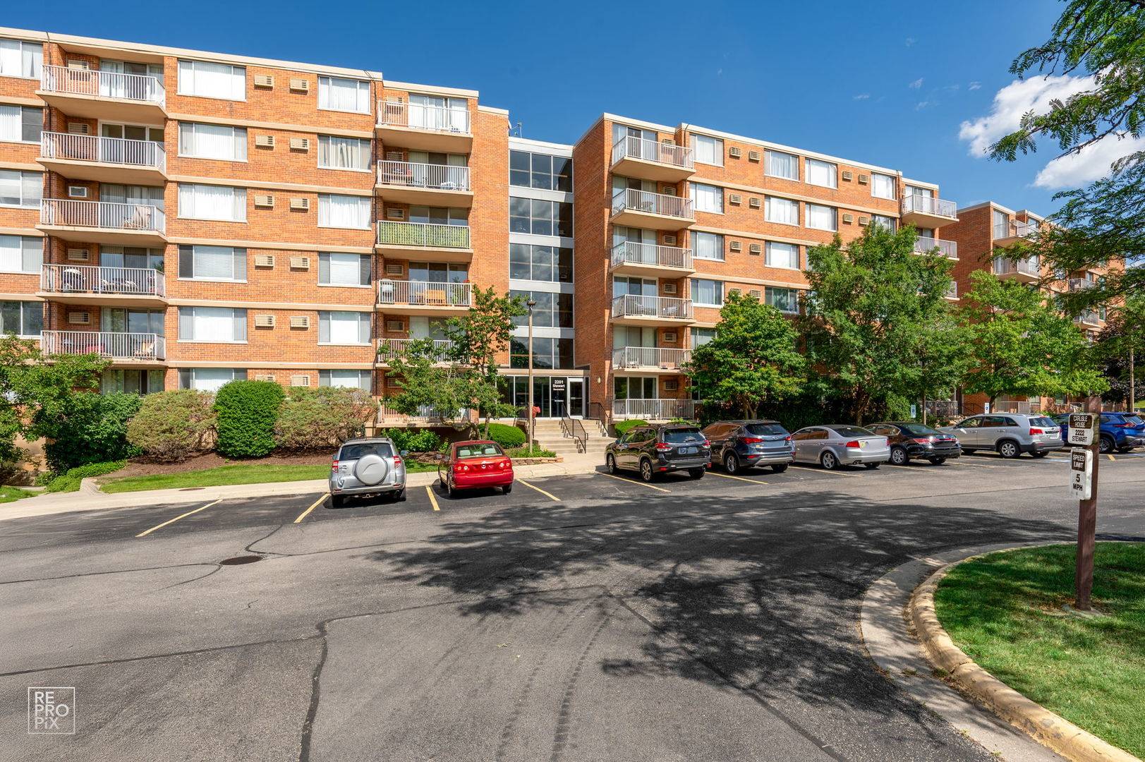 2201 S Stewart Avenue #4J, Lombard, IL 60148
