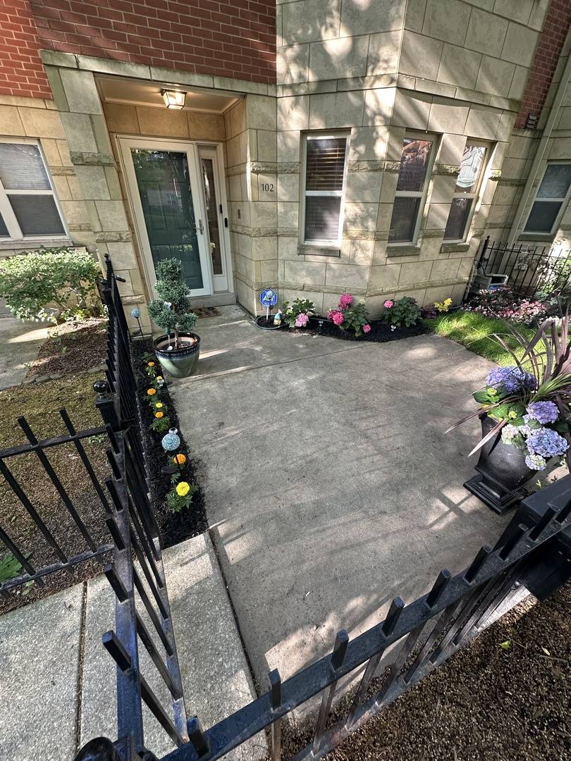 Chicago, IL 60653,4530 S Woodlawn Avenue #102