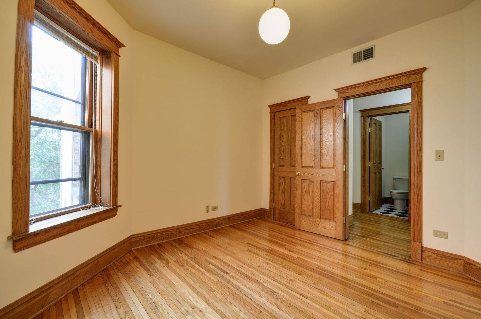 Chicago, IL 60613,849 W Grace Street #3