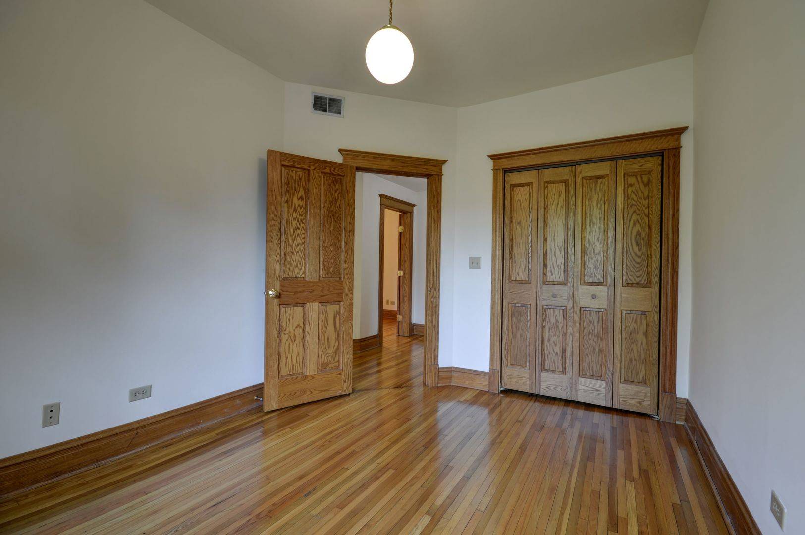 Chicago, IL 60613,849 W Grace Street #3