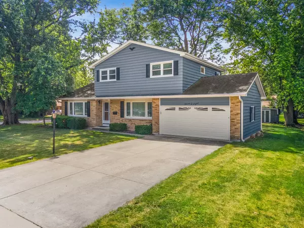 North Aurora, IL 60542,308 Long Avenue