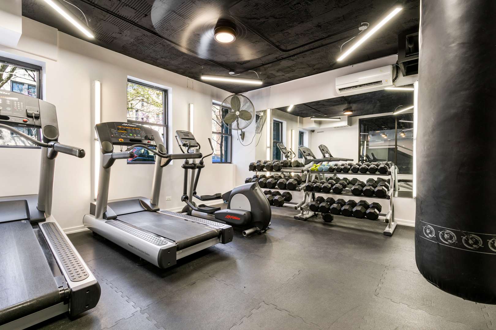Chicago, IL 60640,4875 N Magnolia Avenue #104