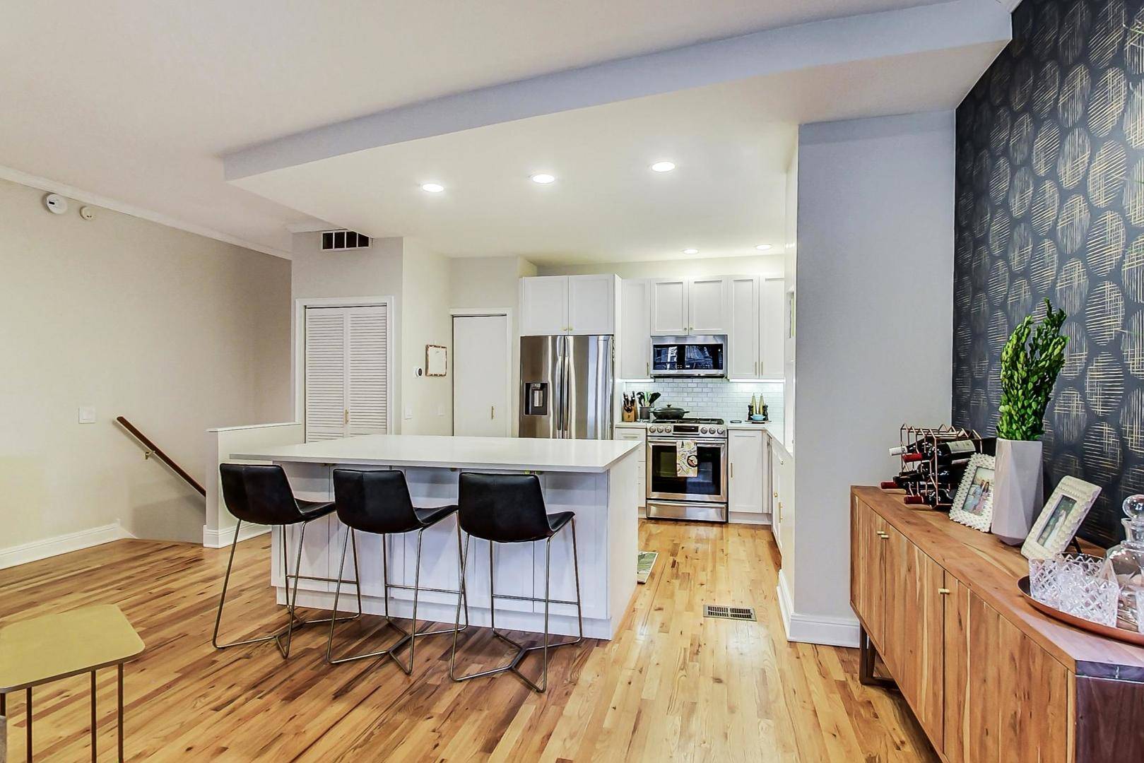 Chicago, IL 60622,2136 W SCHILLER Street #1R