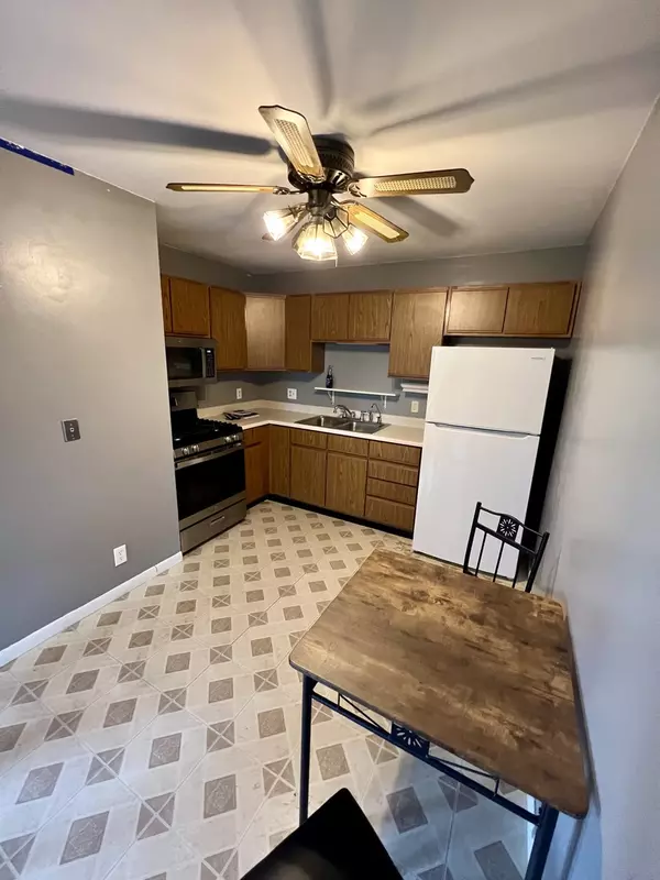 Crest Hill, IL 60403,2350 Carnation Drive #4