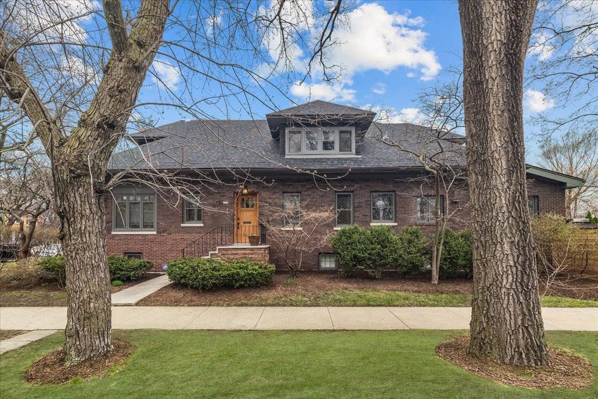 Chicago, IL 60645,2087 W Greenleaf Avenue