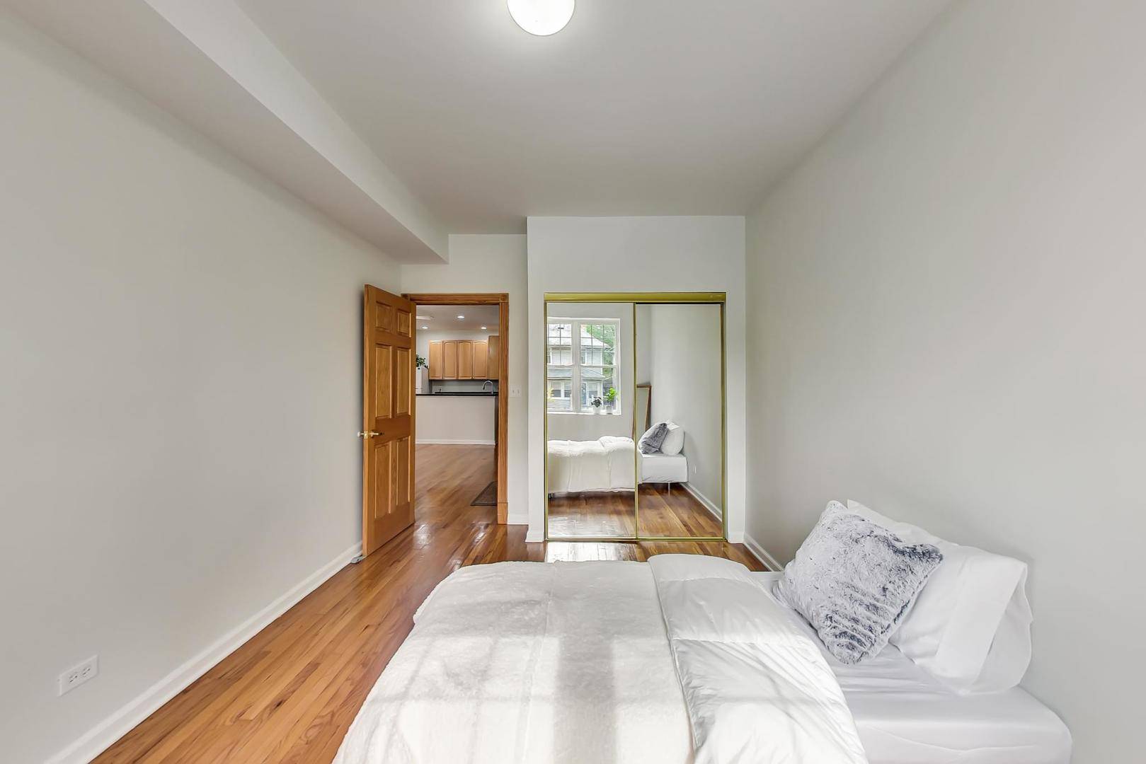 Chicago, IL 60626,1914 W Chase Avenue #106