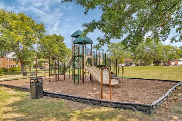 Glen Ellyn, IL 60137,33 Briar Street #12