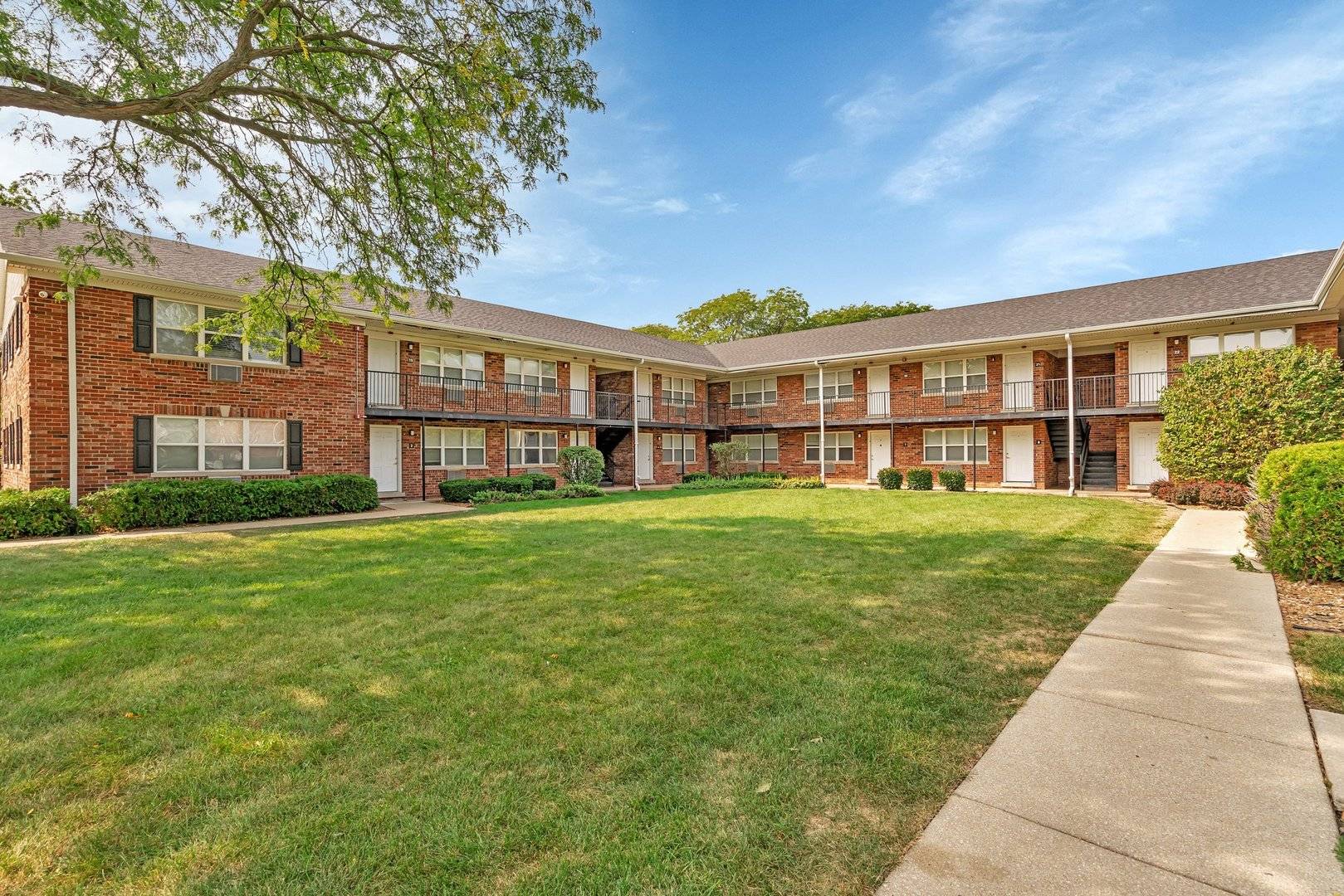 Glen Ellyn, IL 60137,33 Briar Street #12