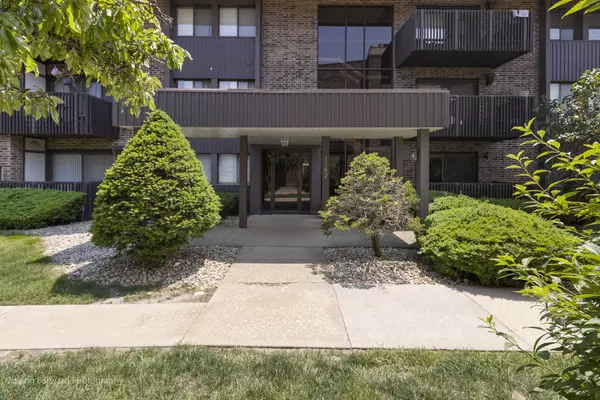 Joliet, IL 60436,1502 Woodbridge Road #2H
