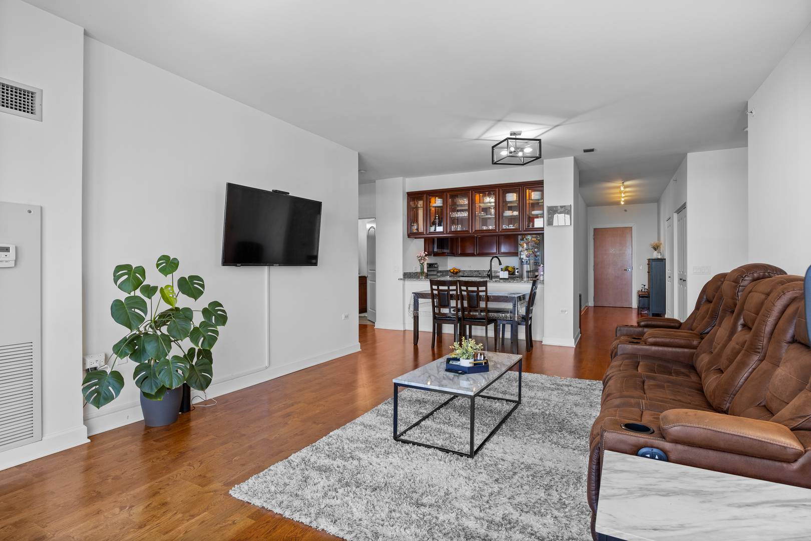 Chicago, IL 60605,100 E 14th Street #2004