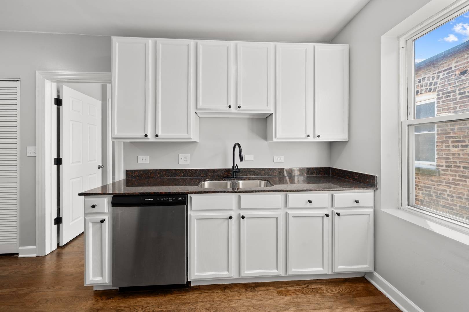 Chicago, IL 60625,4604 N MONTICELLO Avenue #3E