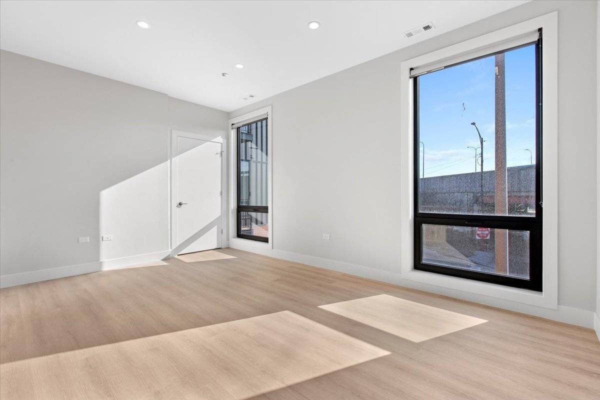 Chicago, IL 60618,3953 W Dakin Street #206