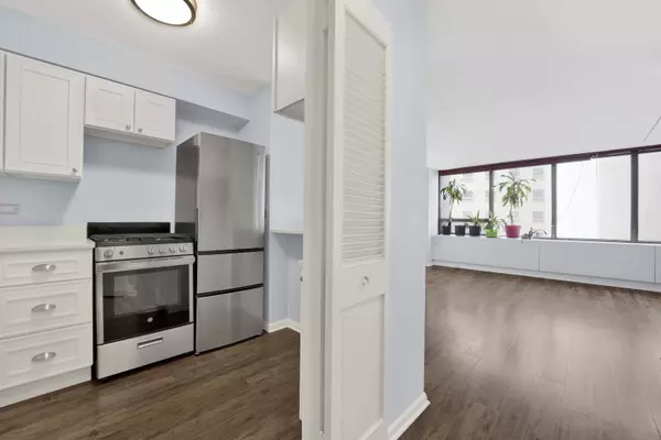 Chicago, IL 60657,2800 N Lake Shore Drive #1213