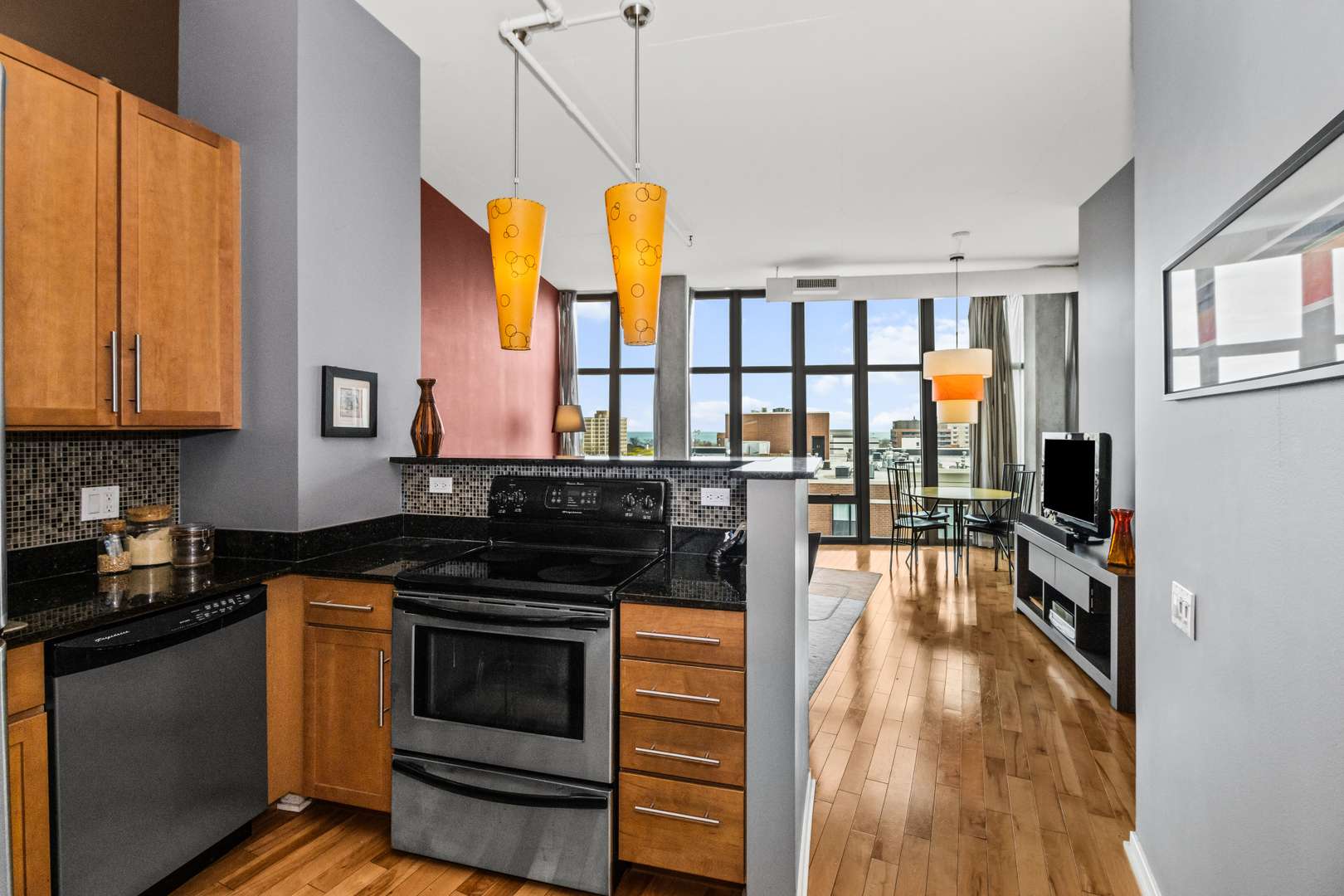 Chicago, IL 60640,1000 W Leland Street #9B