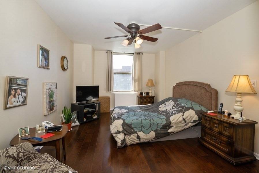Chicago, IL 60657,525 W Hawthorne Place #1507