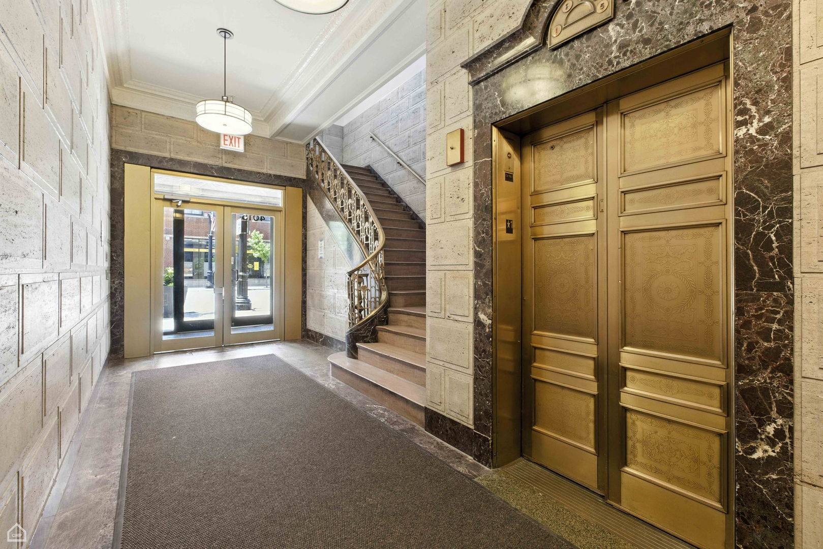 Chicago, IL 60641,4015 N Milwaukee Avenue #215