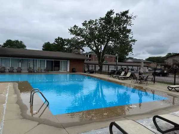 Mount Prospect, IL 60056,1810 W Hatherleigh Court #2B