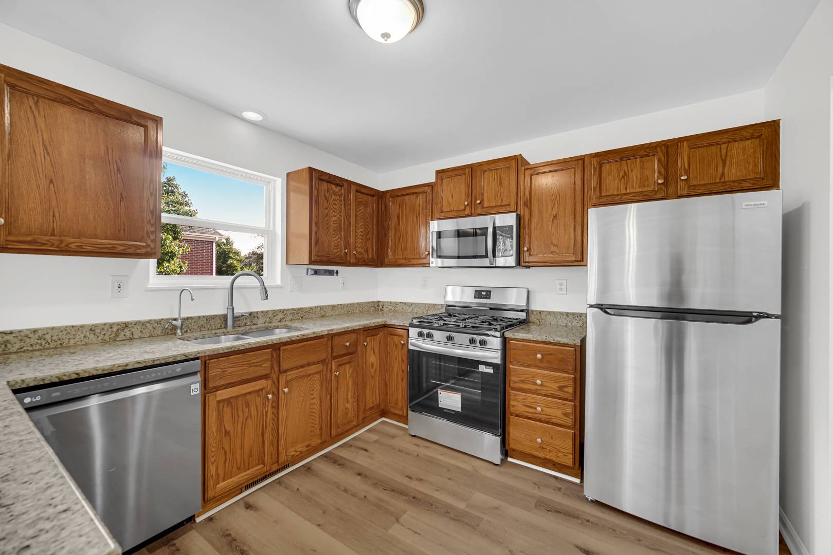 Lindenhurst, IL 60046,643 N Bridgeport Terrace