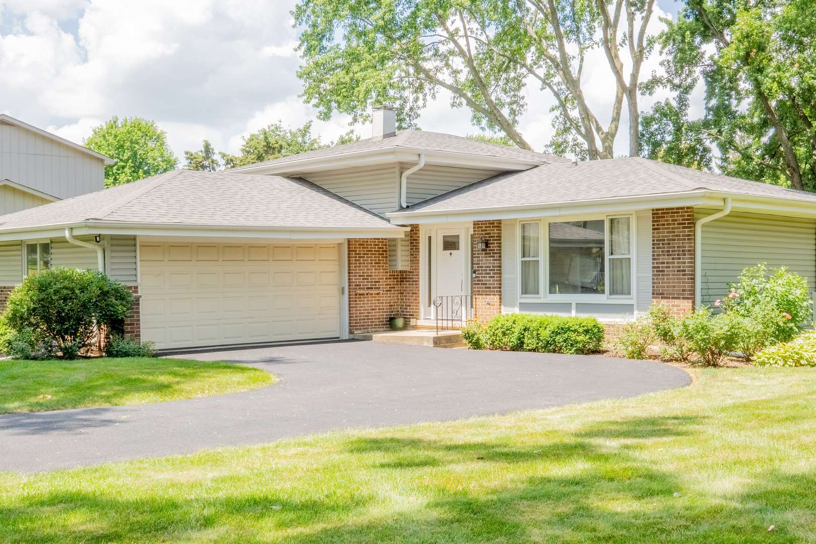 24W660 Woodcrest Drive, Naperville, IL 60540