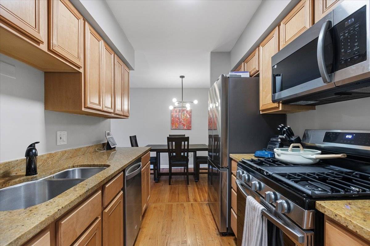 Chicago, IL 60626,1415 W Lunt Avenue #402