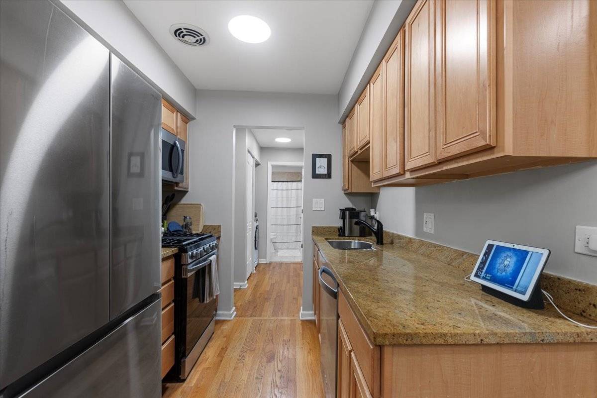 Chicago, IL 60626,1415 W Lunt Avenue #402