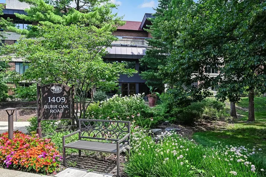 1409 Burr Oak Road #111A, Hinsdale, IL 60521