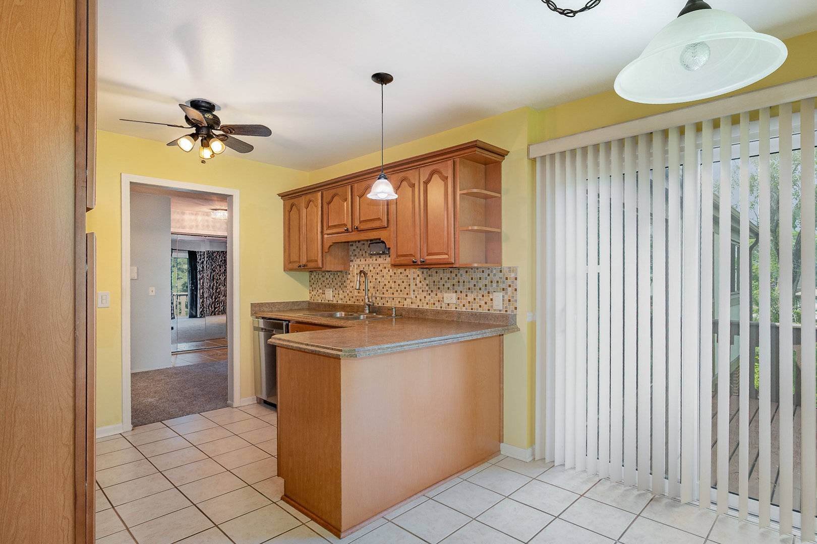 Schaumburg, IL 60193,321 Woodbury Court #D2