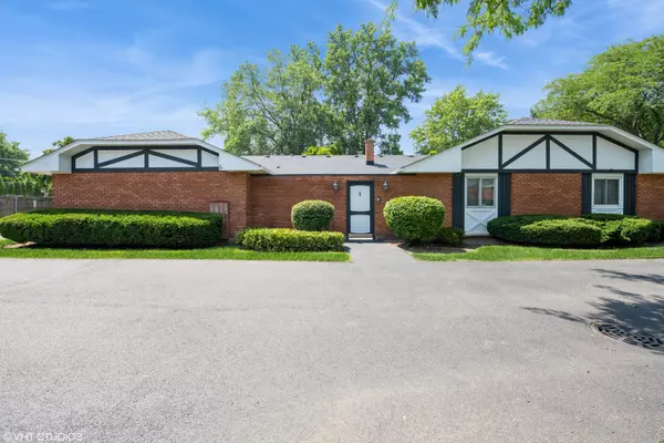 1 Falkirk Lane, Rolling Meadows, IL 60008