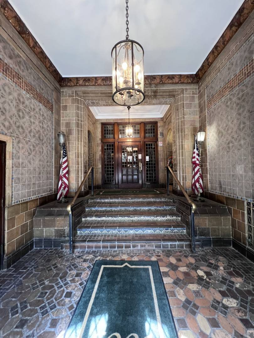 Chicago, IL 60649,6901 S Oglesby Avenue #6C
