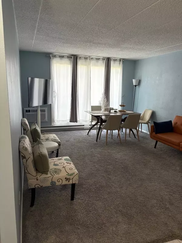 Niles, IL 60714,9701 N Dee Road #6H