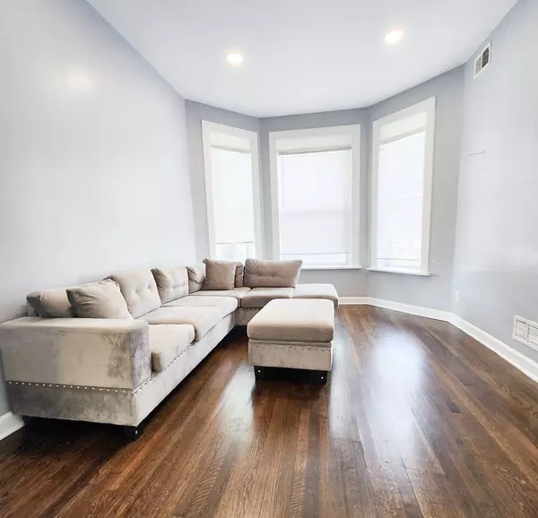 Chicago, IL 60637,6621 S Marquette Drive