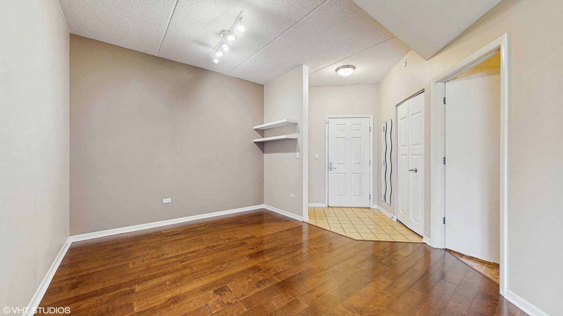 Wheeling, IL 60090,720 PRESTWICK Lane #207